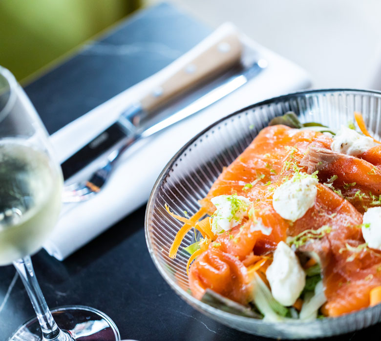 madame-restaurant-rouen-41-salade-saumon-780×699
